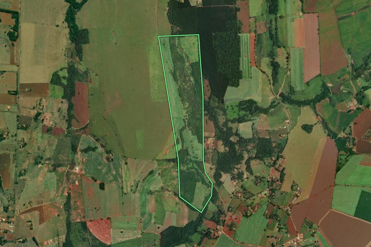 Imagem de satélite do imóvel rural em Angatuba (SP), com o contorno declarado no CAR desenhado por cima.