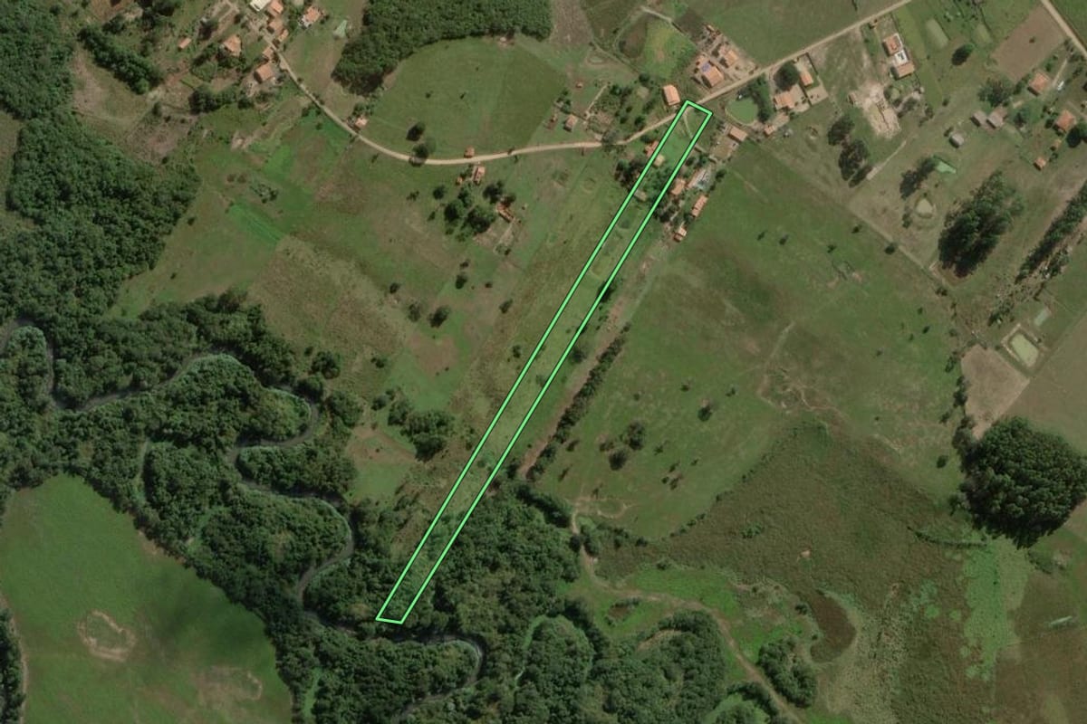 Imagem de satélite do imóvel rural em Angatuba (SP), com o contorno declarado no CAR desenhado por cima.