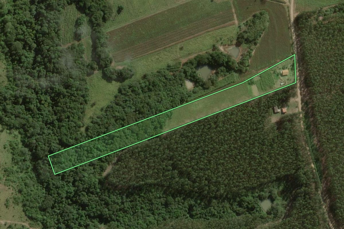Imagem de satélite do imóvel rural em Angatuba (SP), com o contorno declarado no CAR desenhado por cima.