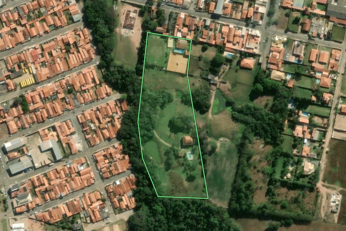 Imagem de satélite do imóvel rural em Angatuba (SP), com o contorno declarado no CAR desenhado por cima.