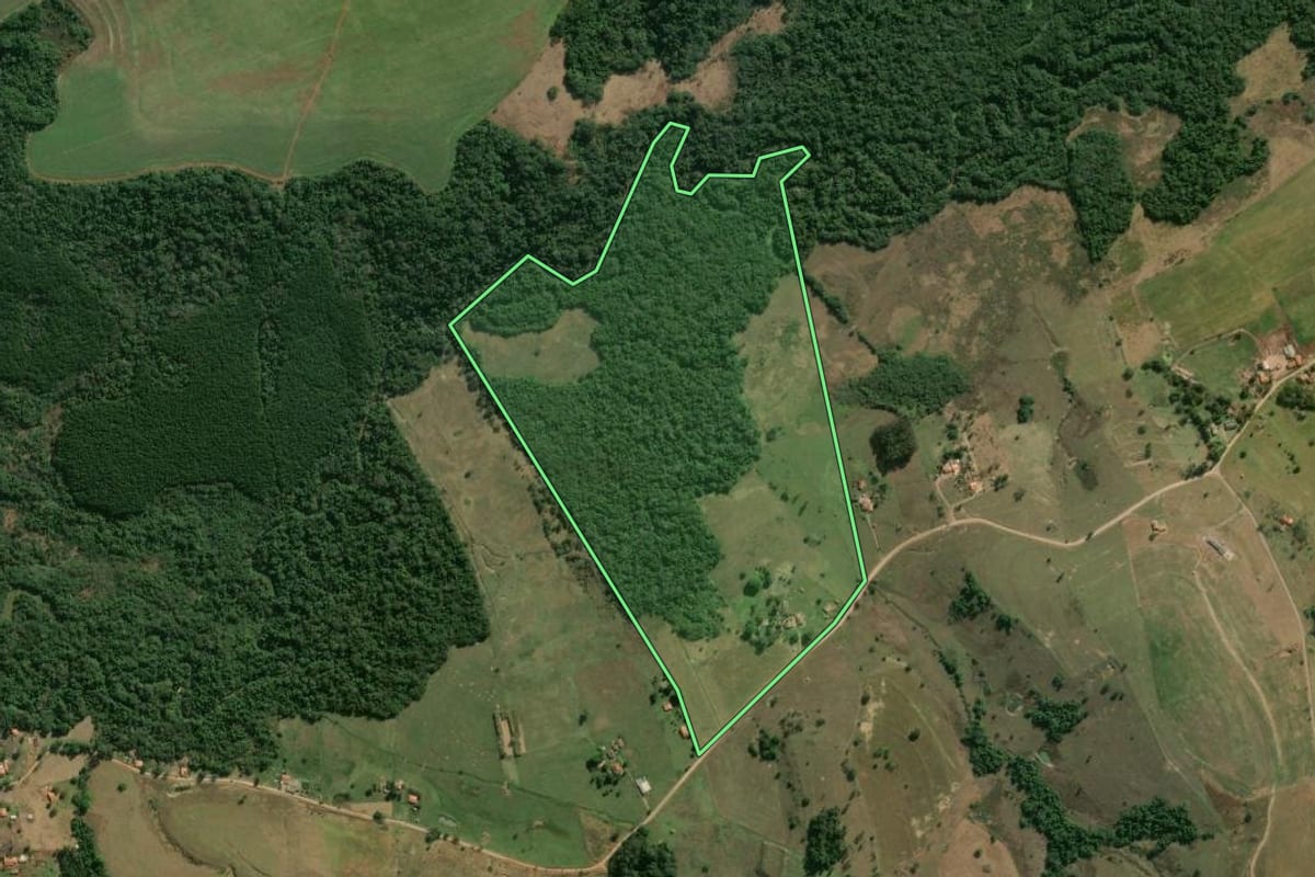 Imagem de satélite do imóvel rural em Angatuba (SP), com o contorno declarado no CAR desenhado por cima.