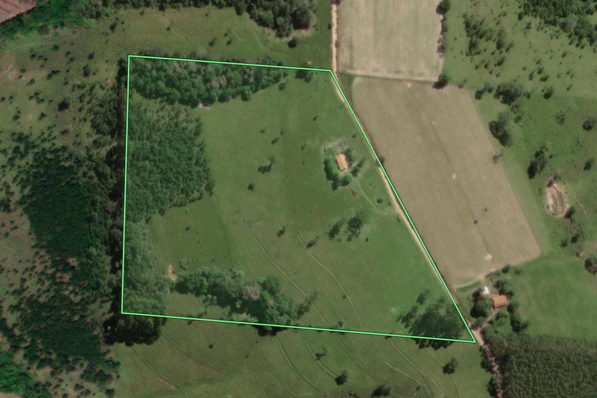 Imagem de satélite do imóvel rural em Angatuba (SP), com o contorno declarado no CAR desenhado por cima.