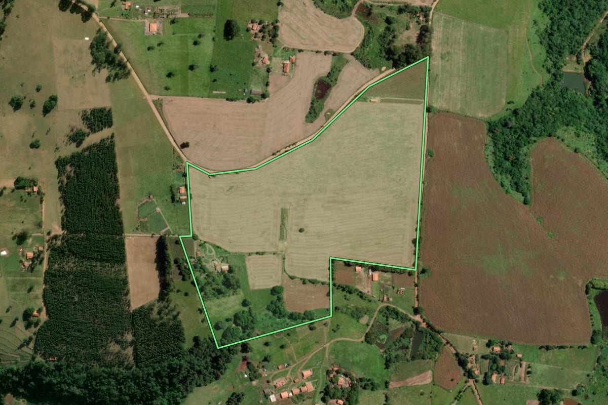 Imagem de satélite do imóvel rural em Angatuba (SP), com o contorno declarado no CAR desenhado por cima.