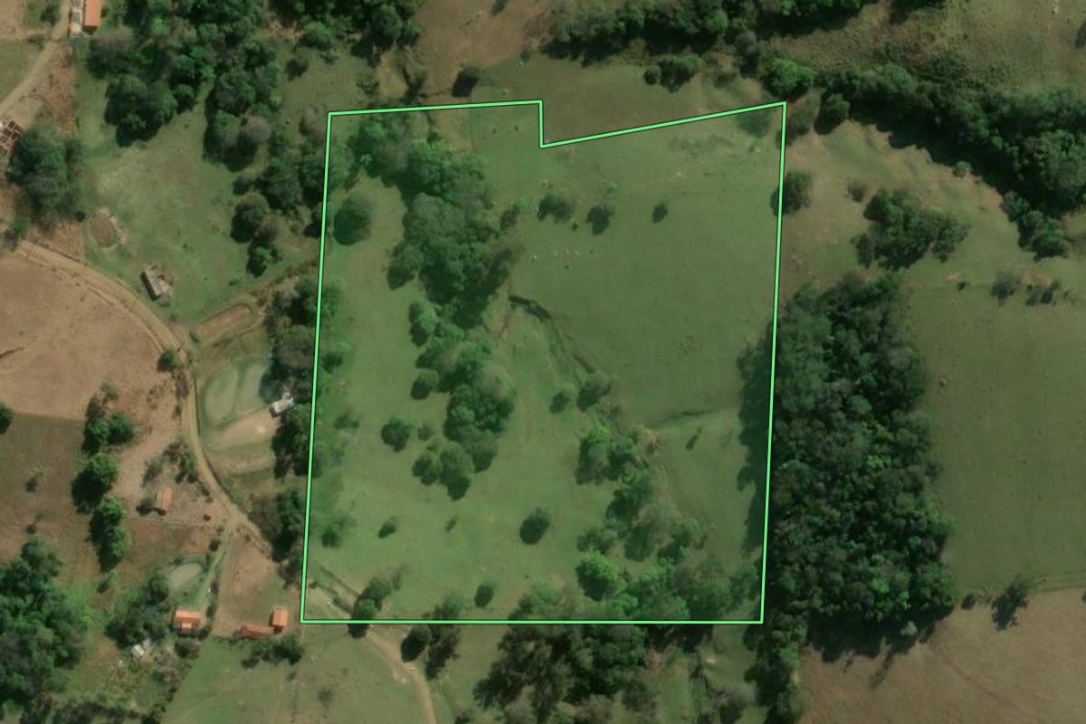 Imagem de satélite do imóvel rural em Angatuba (SP), com o contorno declarado no CAR desenhado por cima.