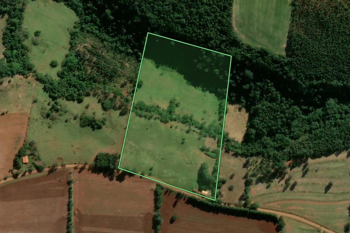 Imagem de satélite do imóvel rural em Angatuba (SP), com o contorno declarado no CAR desenhado por cima.