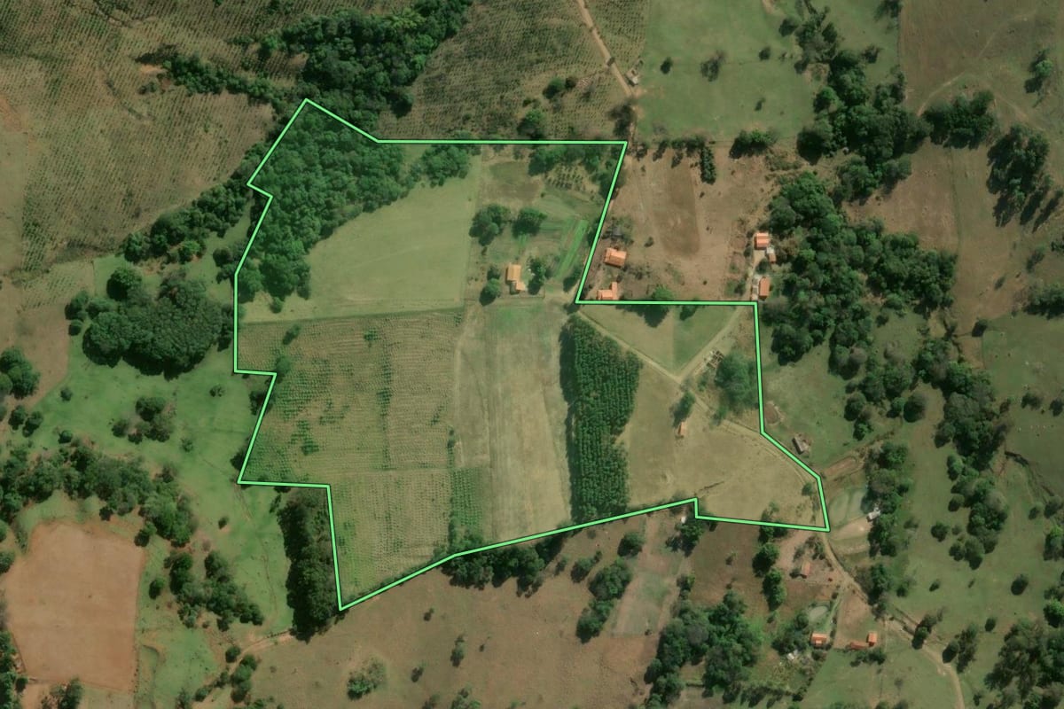 Imagem de satélite do imóvel rural em Angatuba (SP), com o contorno declarado no CAR desenhado por cima.