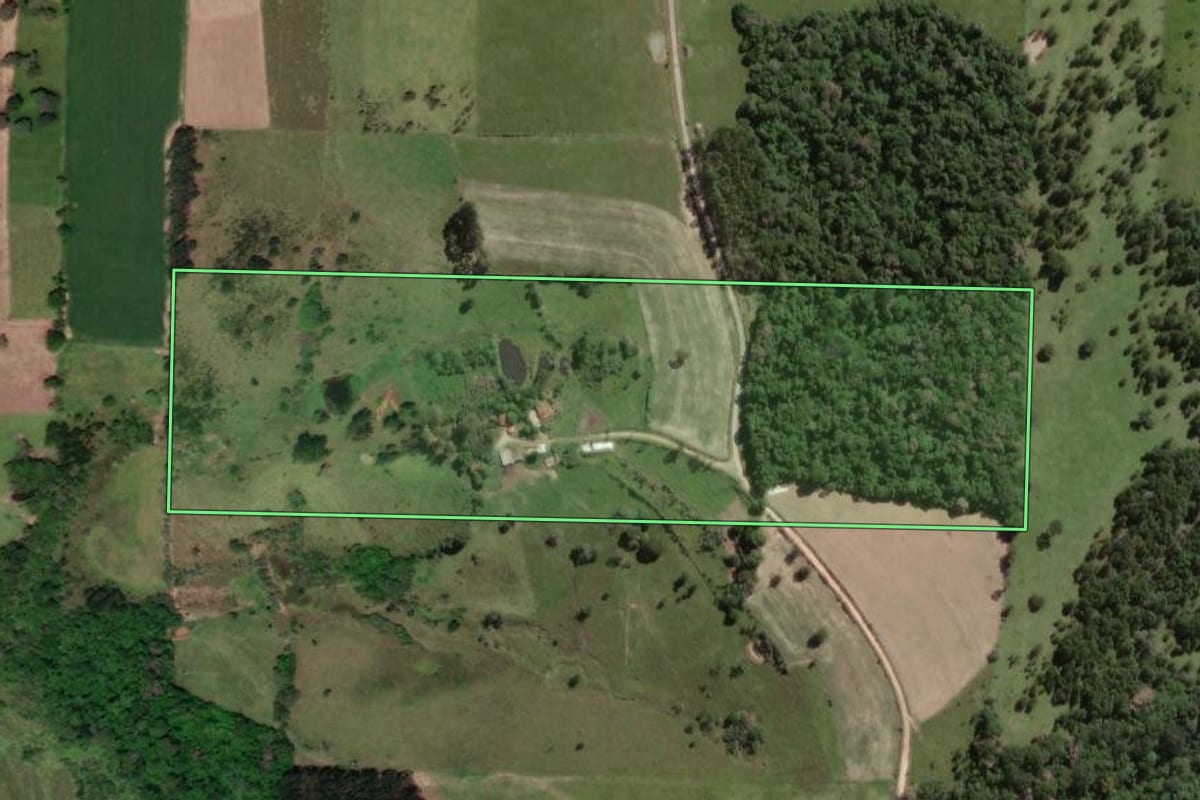 Imagem de satélite do imóvel rural em Angatuba (SP), com o contorno declarado no CAR desenhado por cima.