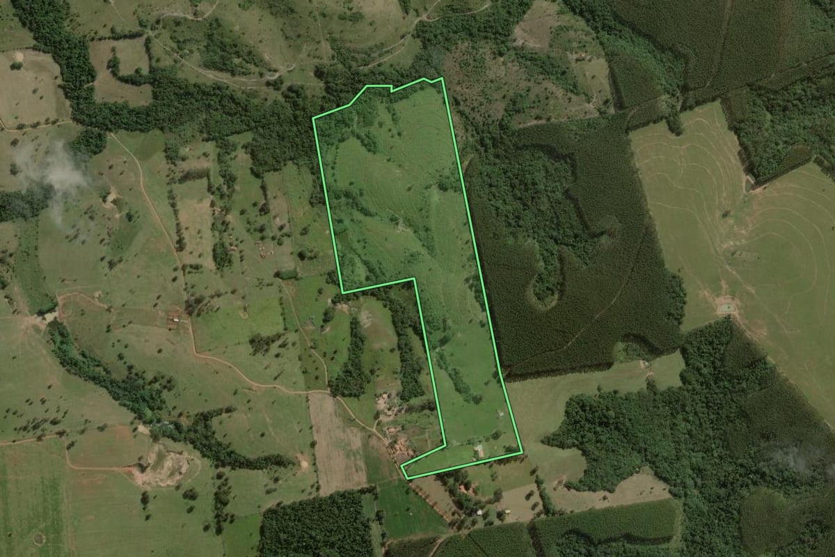 Imagem de satélite do imóvel rural em Angatuba (SP), com o contorno declarado no CAR desenhado por cima.