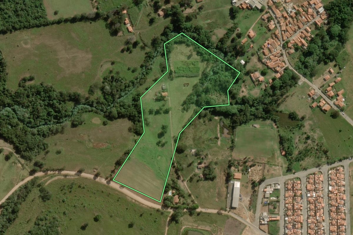 Imagem de satélite do imóvel rural em Angatuba (SP), com o contorno declarado no CAR desenhado por cima.