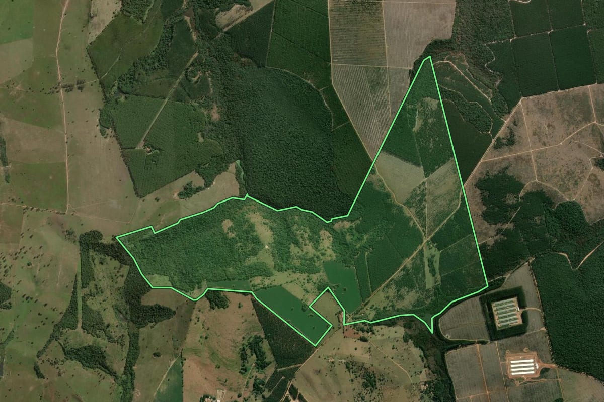 Imagem de satélite do imóvel rural em Angatuba (SP), com o contorno declarado no CAR desenhado por cima.