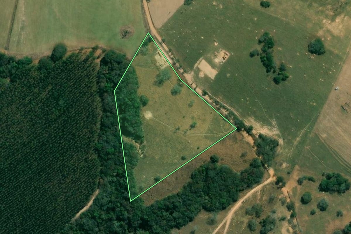 Imagem de satélite do imóvel rural em Angatuba (SP), com o contorno declarado no CAR desenhado por cima.