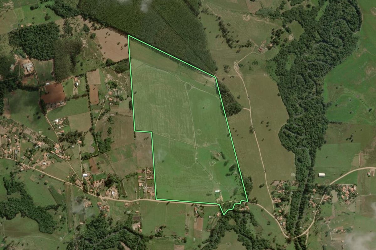 Imagem de satélite do imóvel rural em Angatuba (SP), com o contorno declarado no CAR desenhado por cima.