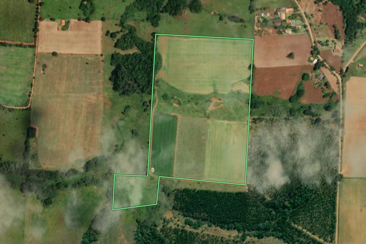 Imagem de satélite do imóvel rural em Angatuba (SP), com o contorno declarado no CAR desenhado por cima.