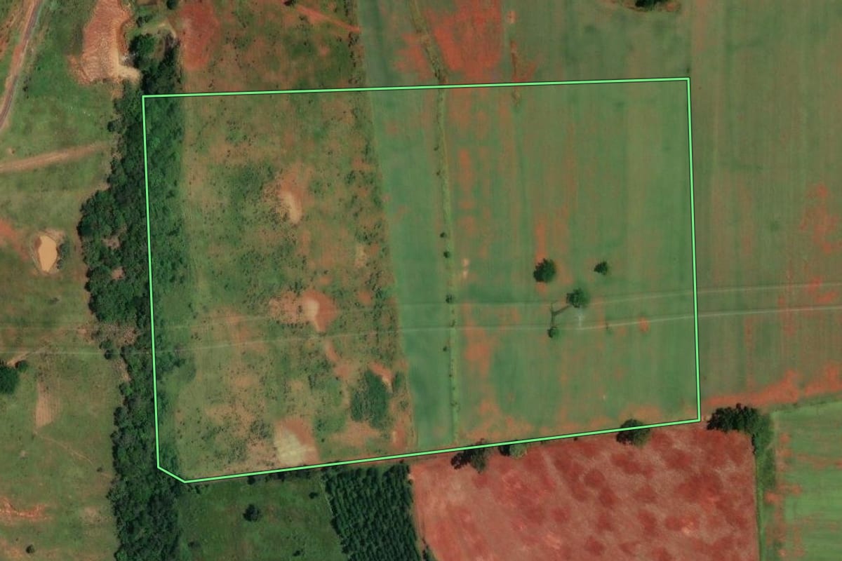 Imagem de satélite do imóvel rural em Angatuba (SP), com o contorno declarado no CAR desenhado por cima.