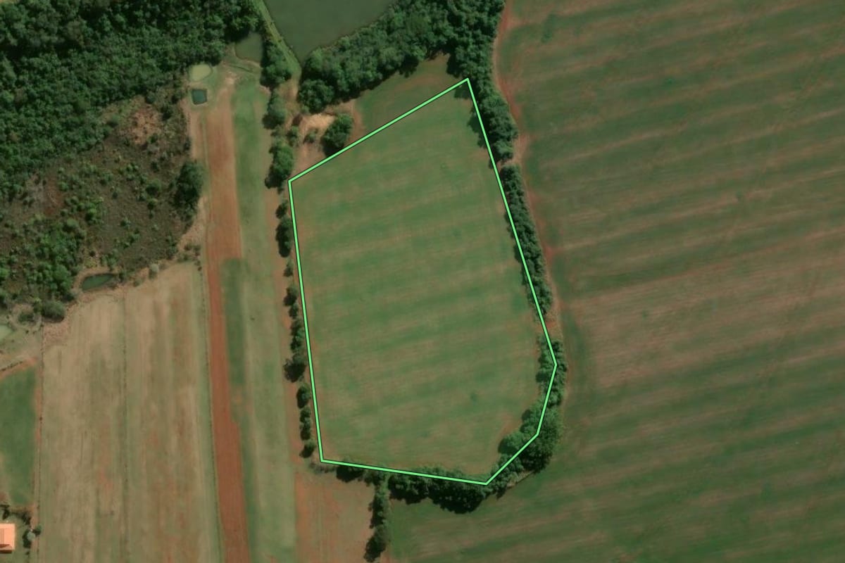 Imagem de satélite do imóvel rural em Angatuba (SP), com o contorno declarado no CAR desenhado por cima.