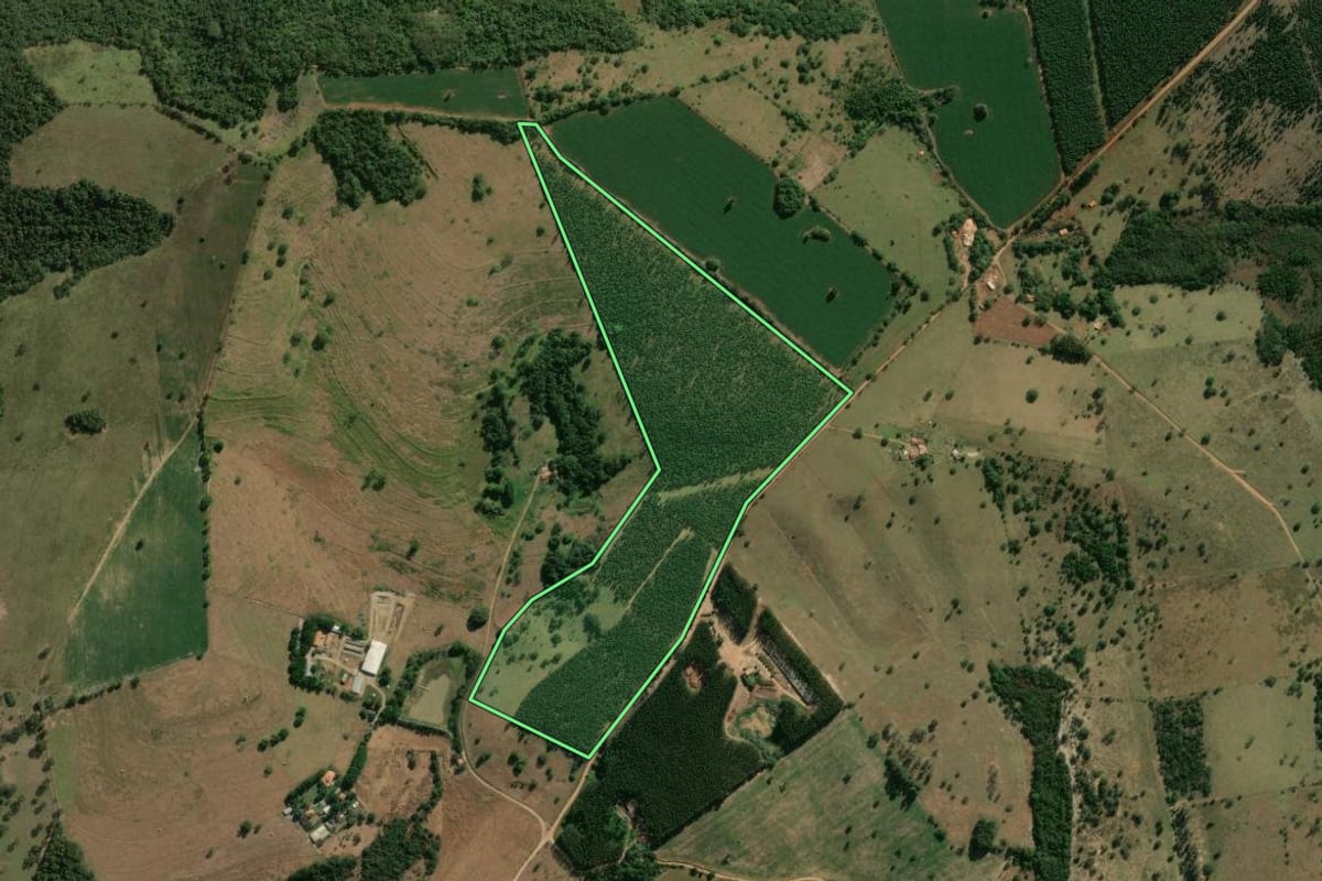Imagem de satélite do imóvel rural em Angatuba (SP), com o contorno declarado no CAR desenhado por cima.