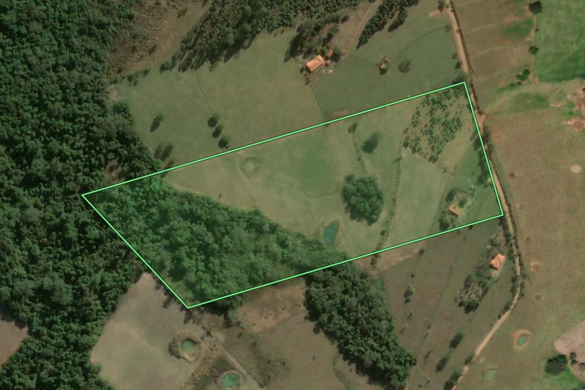 Imagem de satélite do imóvel rural em Angatuba (SP), com o contorno declarado no CAR desenhado por cima.
