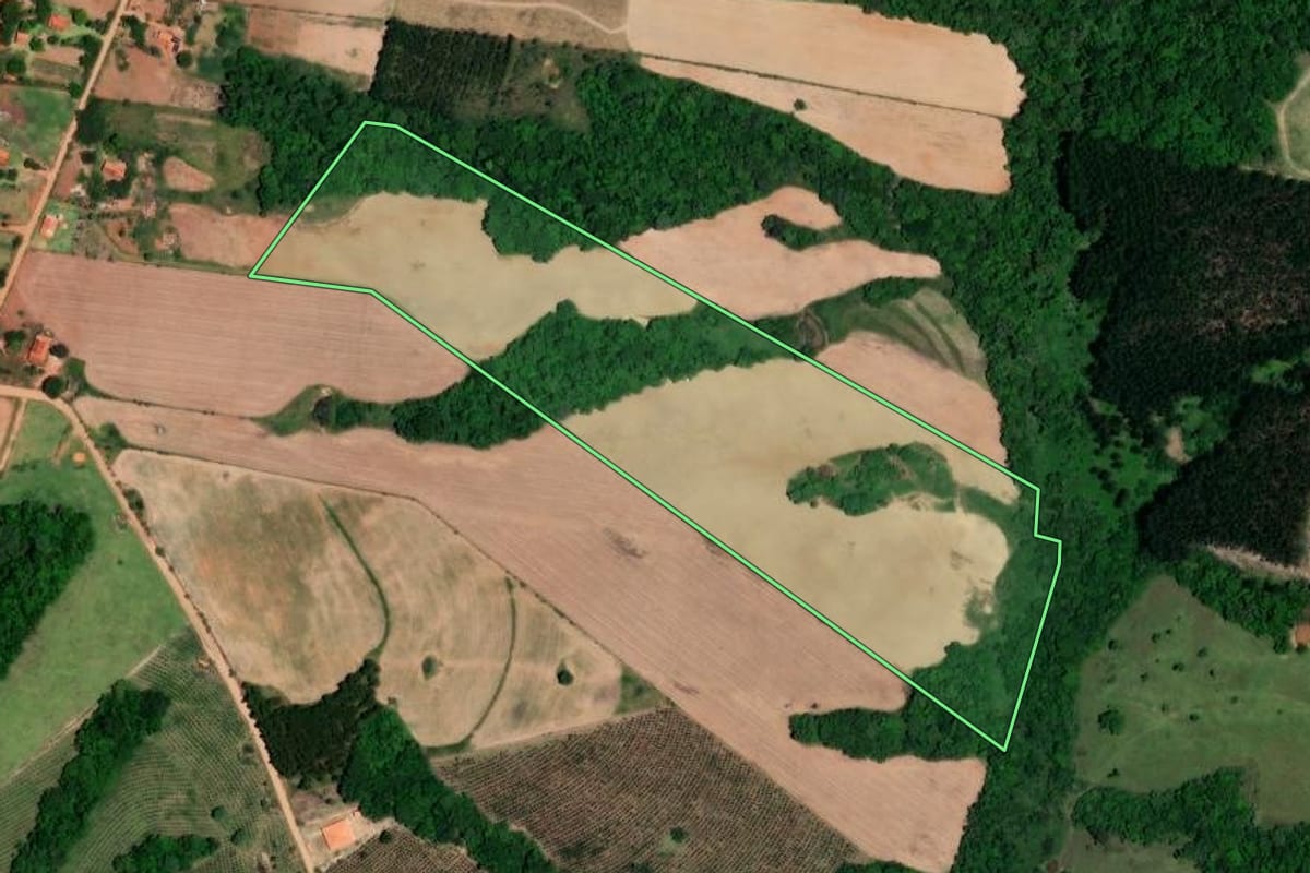 Imagem de satélite do imóvel rural em Angatuba (SP), com o contorno declarado no CAR desenhado por cima.