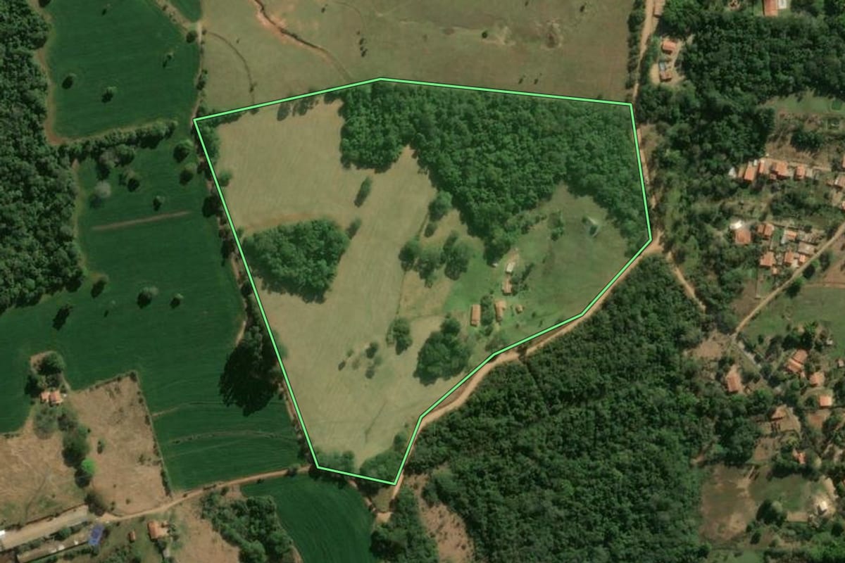Imagem de satélite do imóvel rural em Angatuba (SP), com o contorno declarado no CAR desenhado por cima.