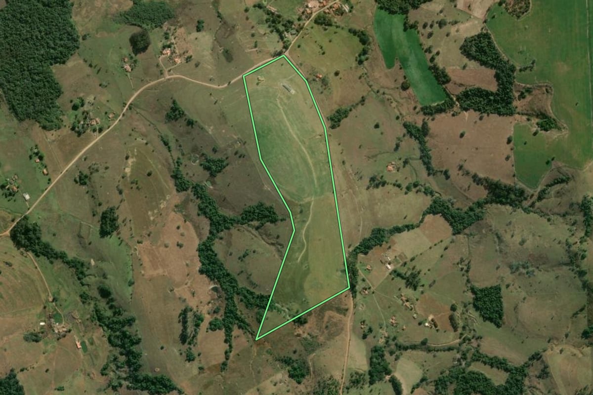 Imagem de satélite do imóvel rural em Angatuba (SP), com o contorno declarado no CAR desenhado por cima.