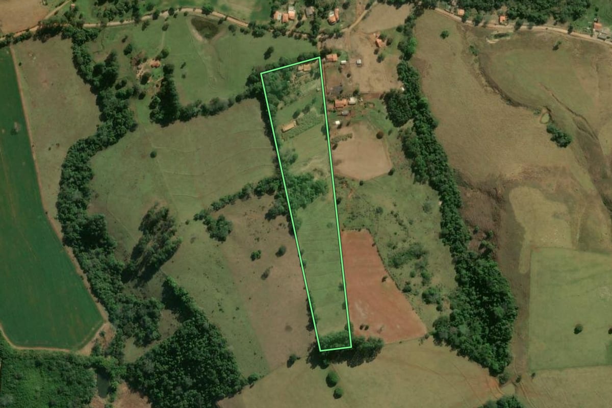 Imagem de satélite do imóvel rural em Angatuba (SP), com o contorno declarado no CAR desenhado por cima.