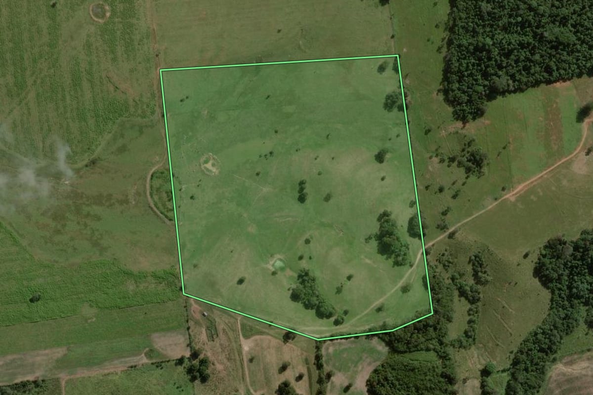 Imagem de satélite do imóvel rural em Angatuba (SP), com o contorno declarado no CAR desenhado por cima.