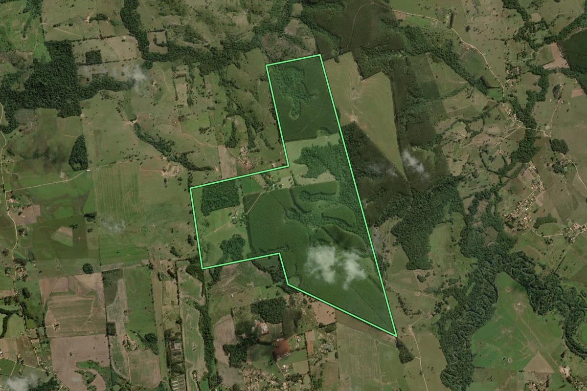 Imagem de satélite do imóvel rural em Angatuba (SP), com o contorno declarado no CAR desenhado por cima.