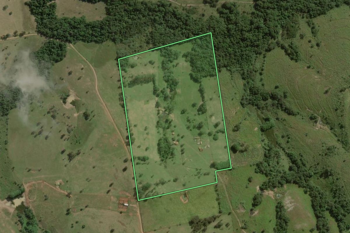 Imagem de satélite do imóvel rural em Angatuba (SP), com o contorno declarado no CAR desenhado por cima.