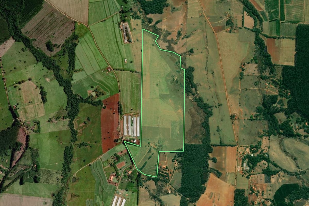 Imagem de satélite do imóvel rural em Angatuba (SP), com o contorno declarado no CAR desenhado por cima.