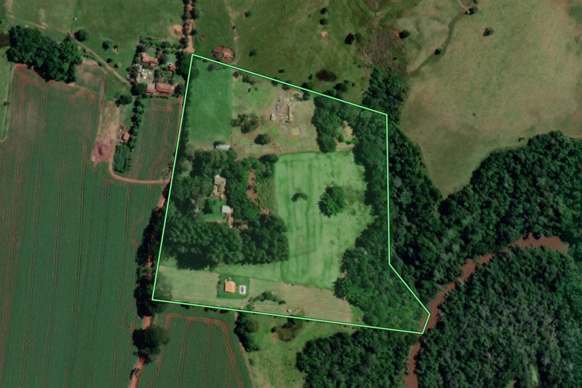 Imagem de satélite do imóvel rural em Angatuba (SP), com o contorno declarado no CAR desenhado por cima.