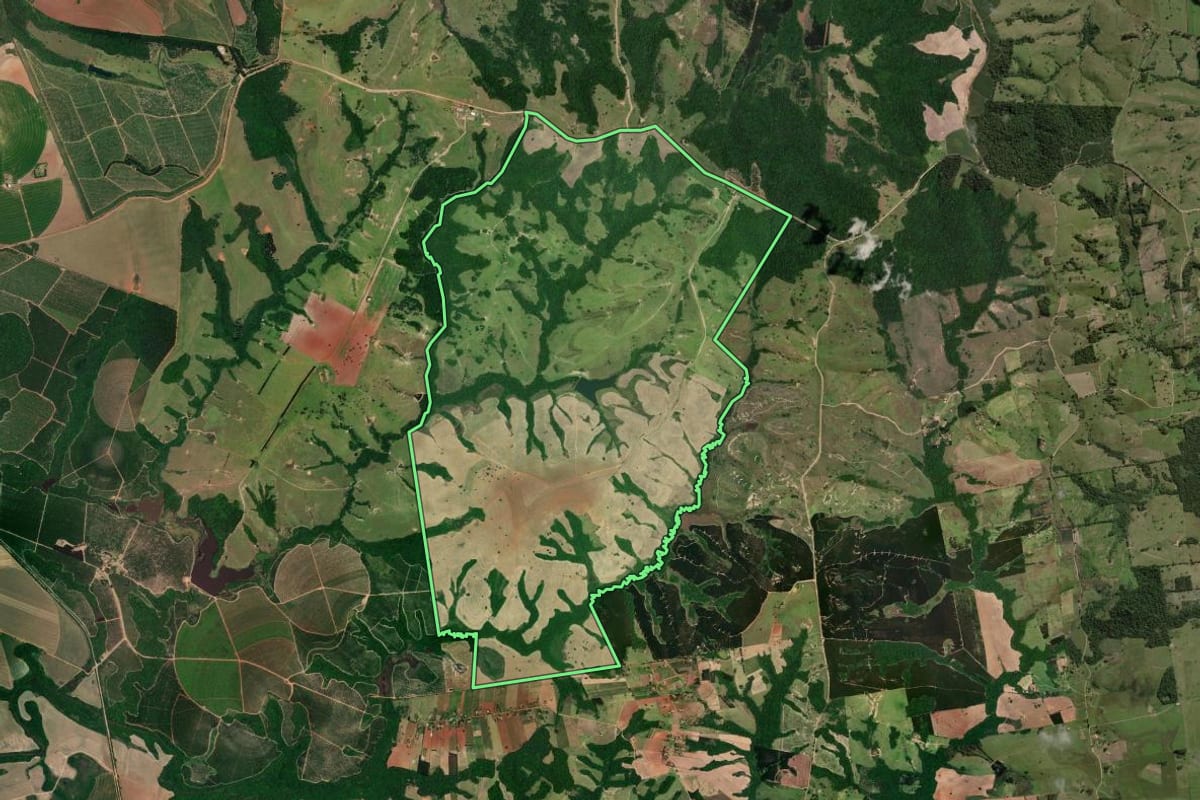 Imagem de satélite do imóvel rural em Angatuba (SP), com o contorno declarado no CAR desenhado por cima.