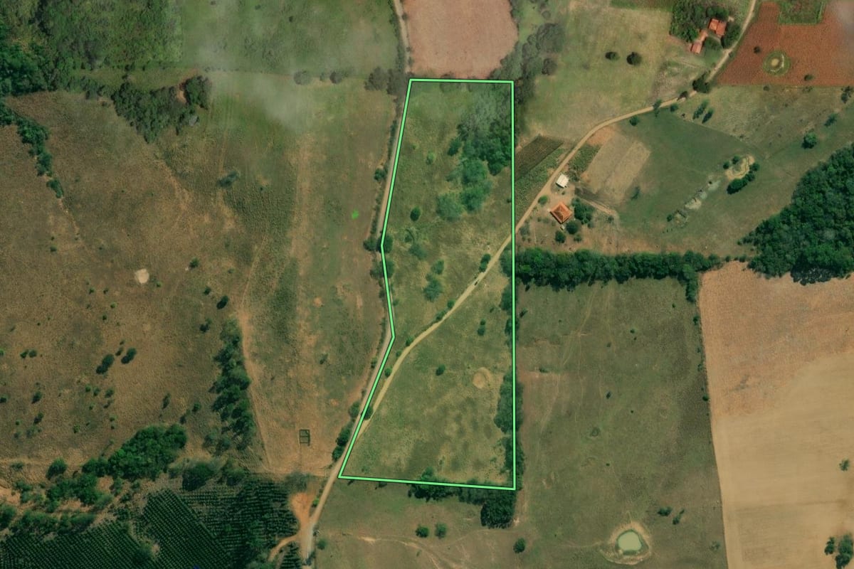 Imagem de satélite do imóvel rural em Angatuba (SP), com o contorno declarado no CAR desenhado por cima.