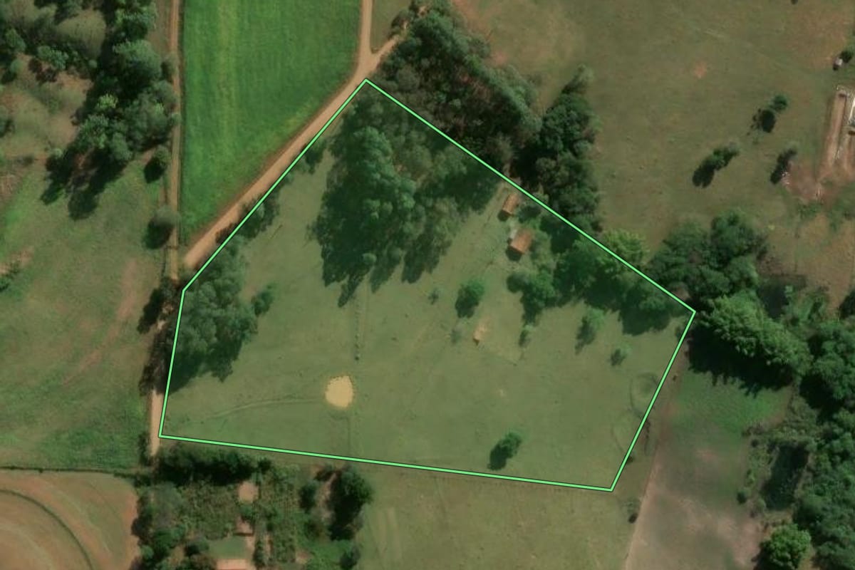 Imagem de satélite do imóvel rural em Angatuba (SP), com o contorno declarado no CAR desenhado por cima.