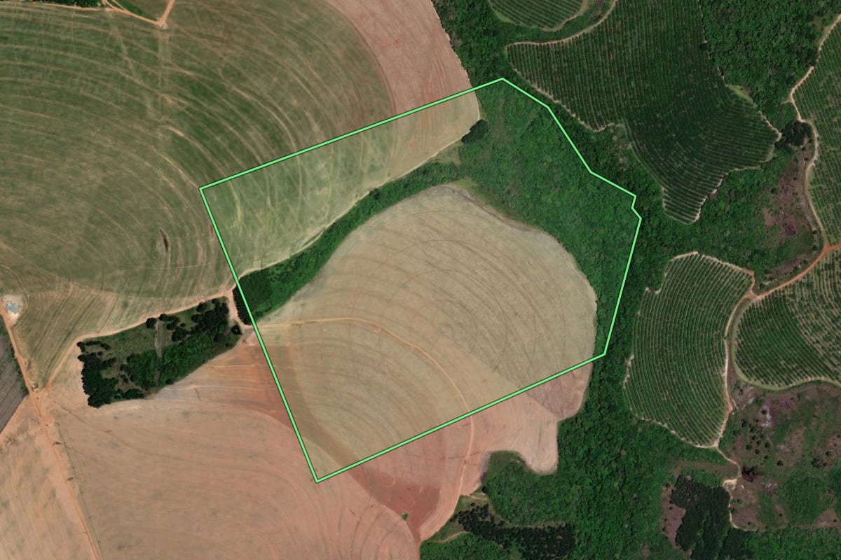 Imagem de satélite do imóvel rural em Angatuba (SP), com o contorno declarado no CAR desenhado por cima.