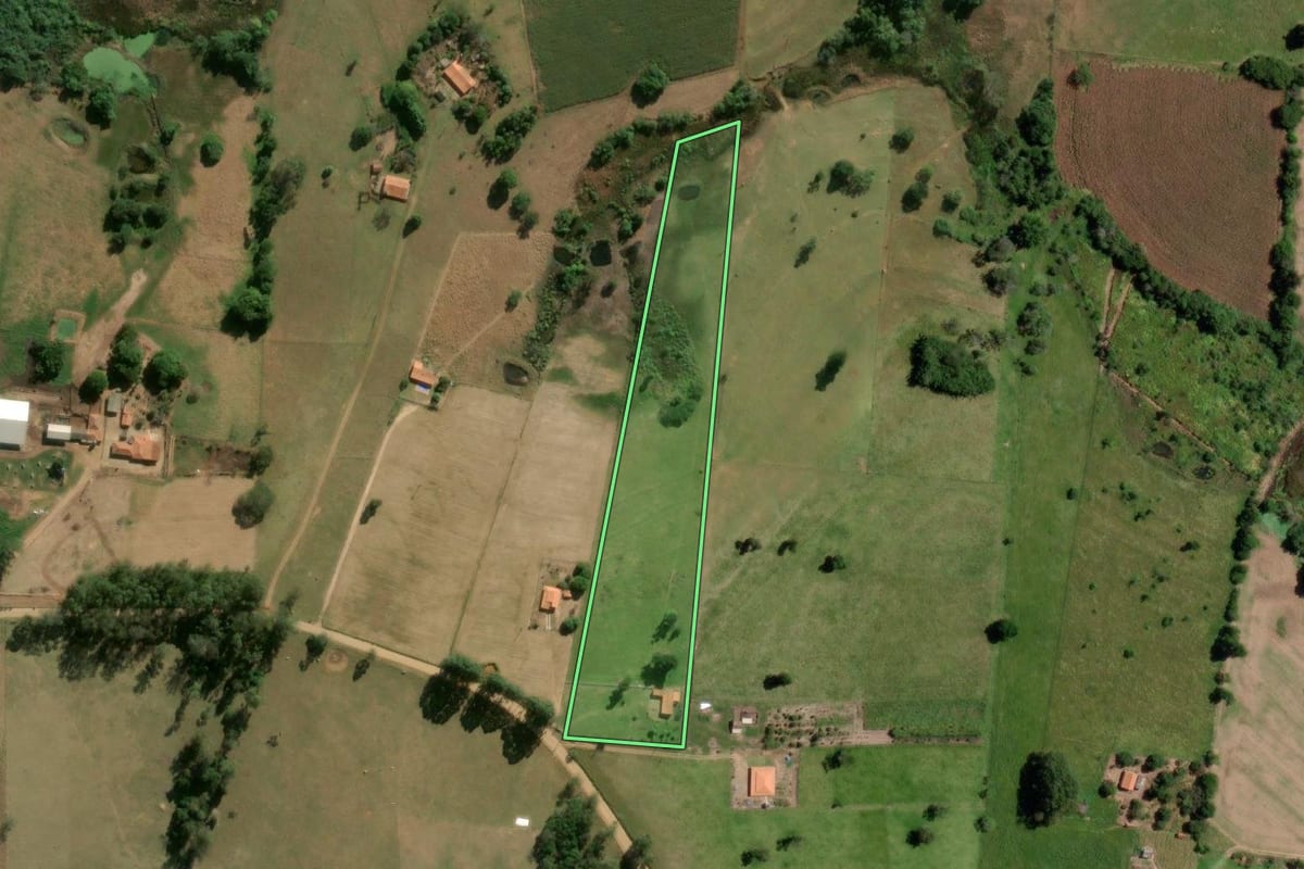 Imagem de satélite do imóvel rural em Angatuba (SP), com o contorno declarado no CAR desenhado por cima.