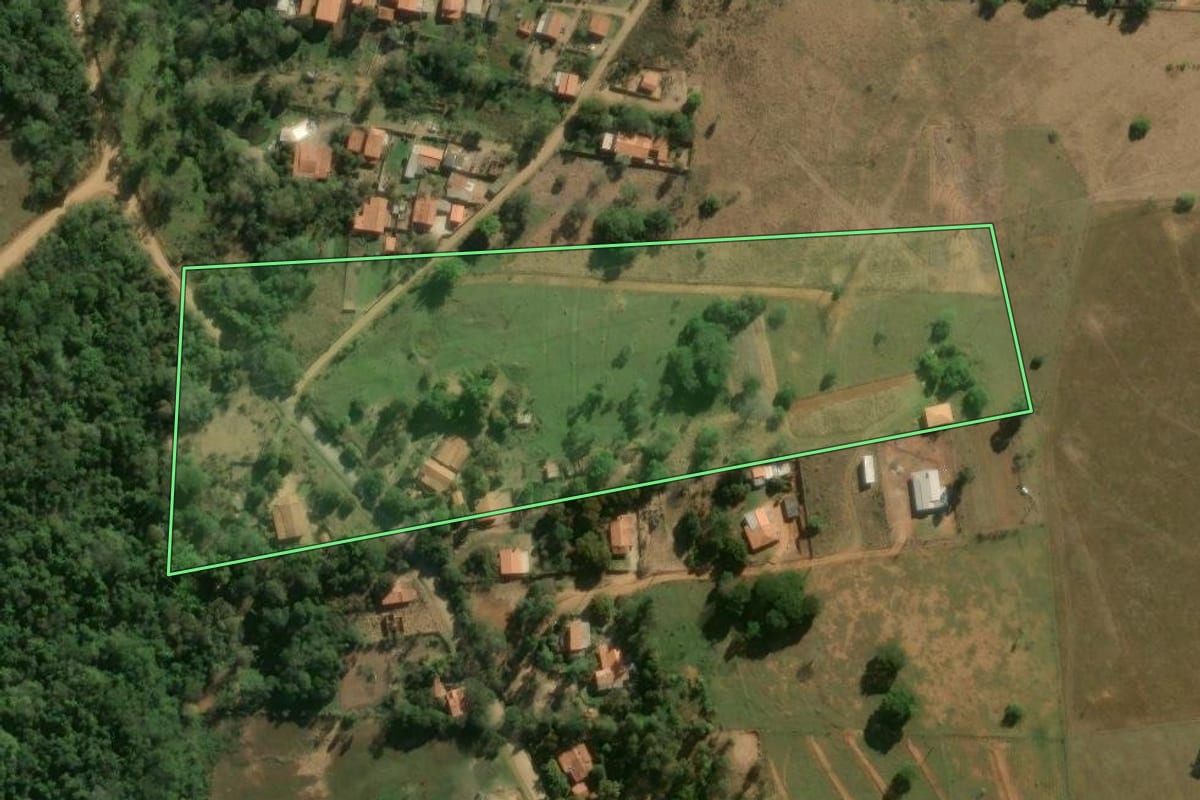 Imagem de satélite do imóvel rural em Angatuba (SP), com o contorno declarado no CAR desenhado por cima.