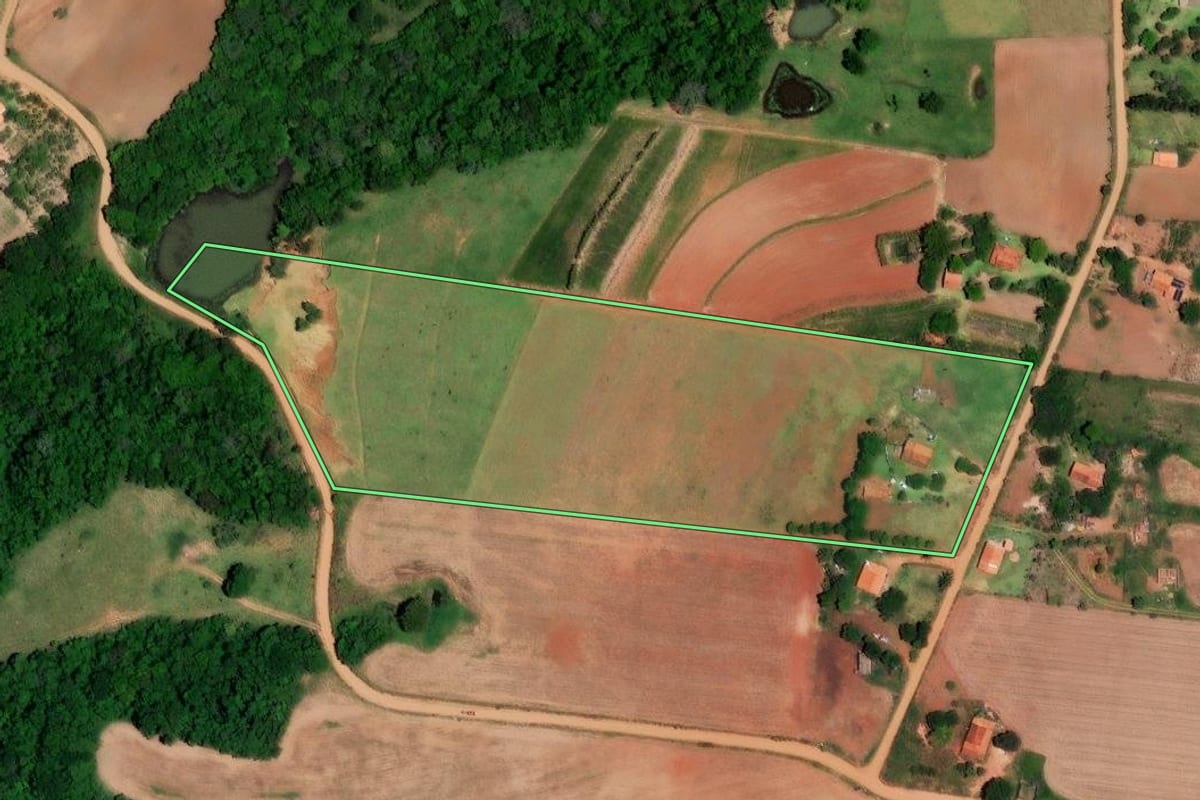 Imagem de satélite do imóvel rural em Angatuba (SP), com o contorno declarado no CAR desenhado por cima.