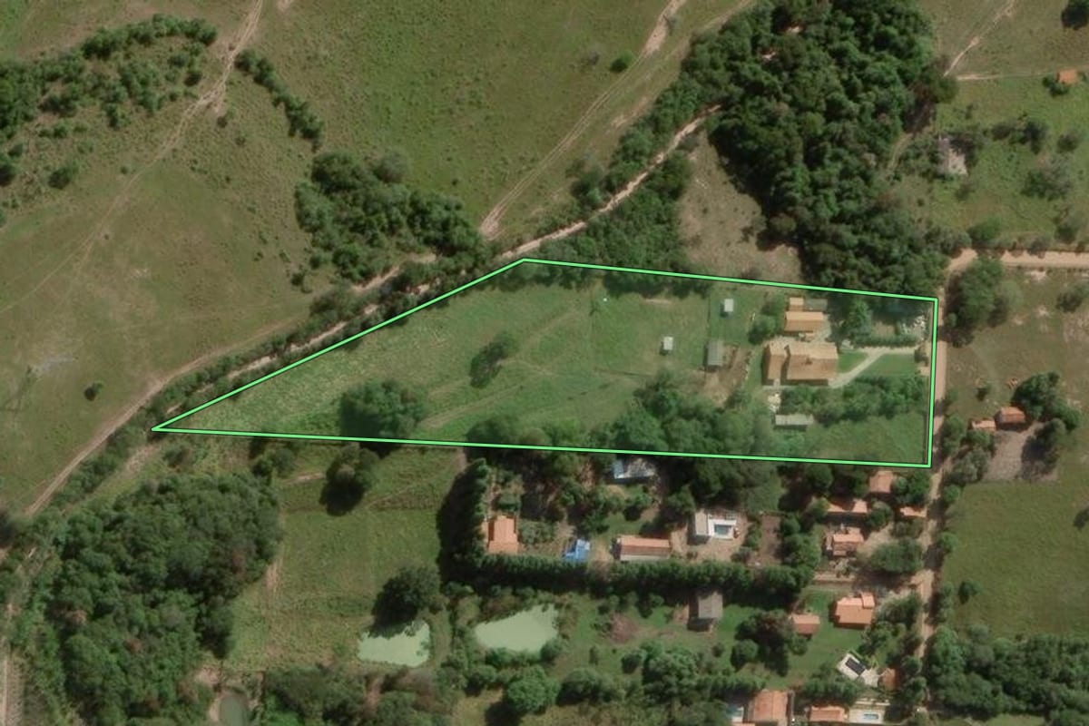 Imagem de satélite do imóvel rural em Angatuba (SP), com o contorno declarado no CAR desenhado por cima.