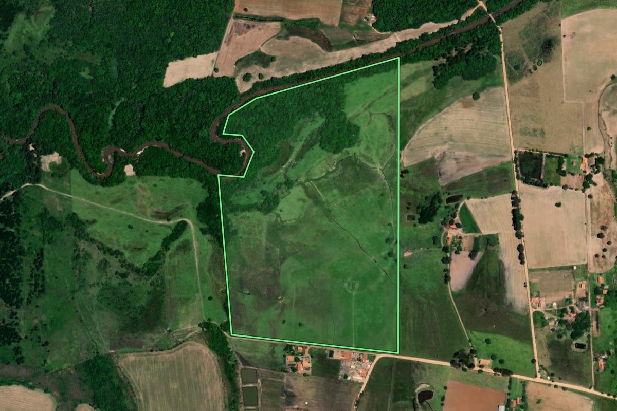 Imagem de satélite do imóvel rural em Angatuba (SP), com o contorno declarado no CAR desenhado por cima.