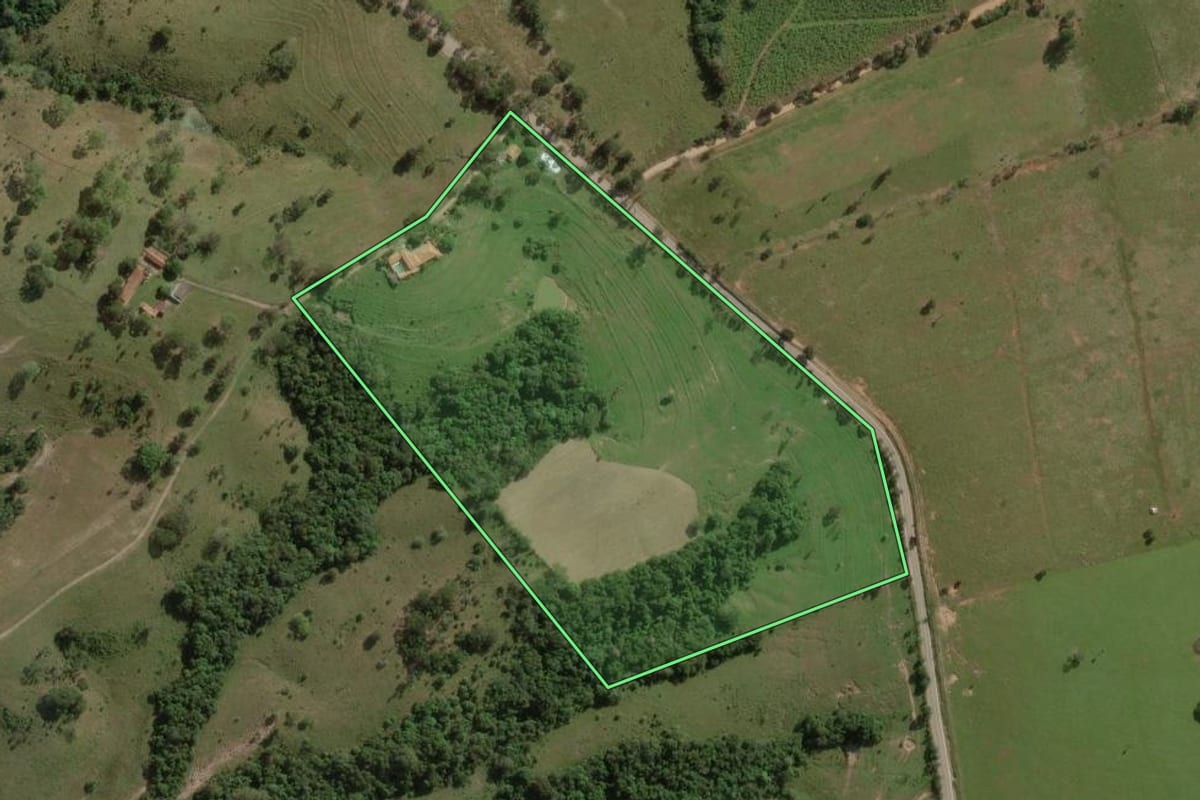 Imagem de satélite do imóvel rural em Angatuba (SP), com o contorno declarado no CAR desenhado por cima.