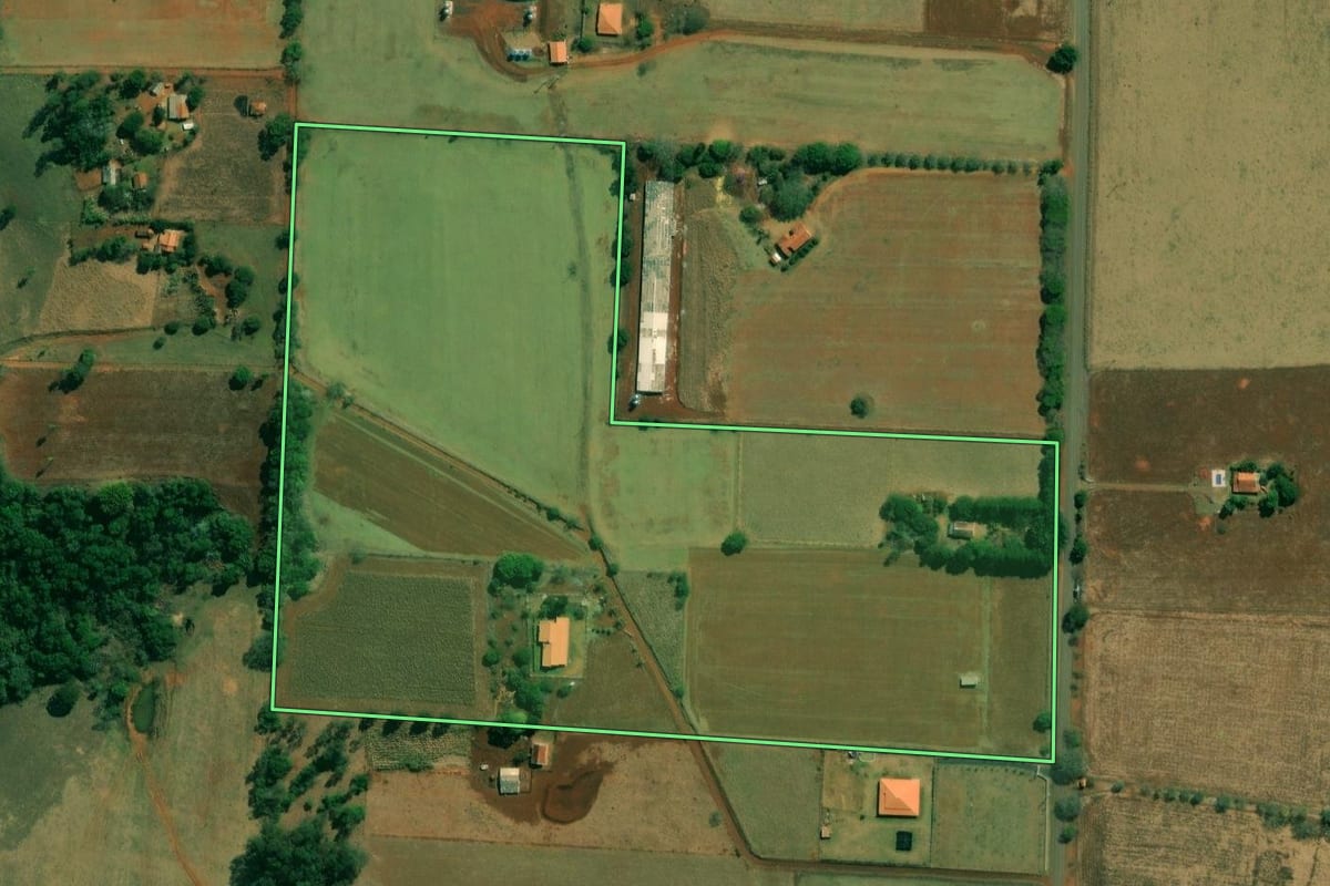 Imagem de satélite do imóvel rural em Angatuba (SP), com o contorno declarado no CAR desenhado por cima.