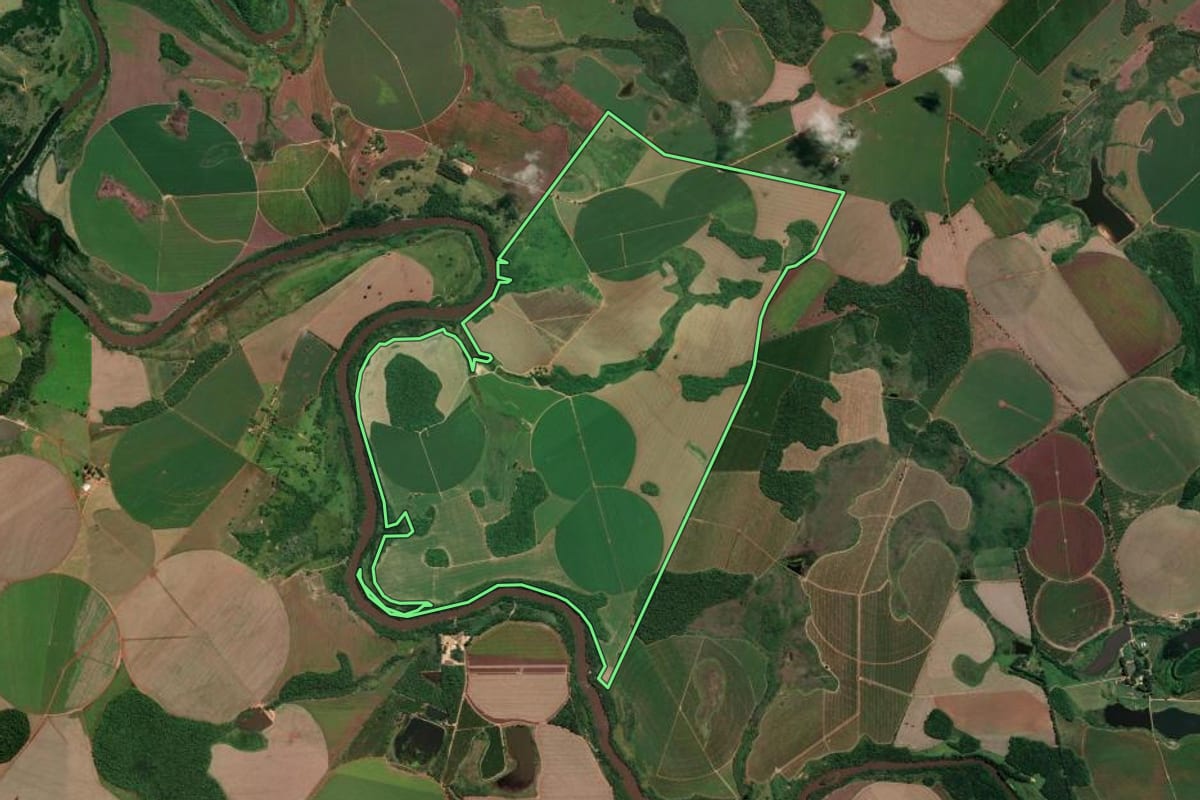 Imagem de satélite do imóvel rural em Angatuba (SP), com o contorno declarado no CAR desenhado por cima.