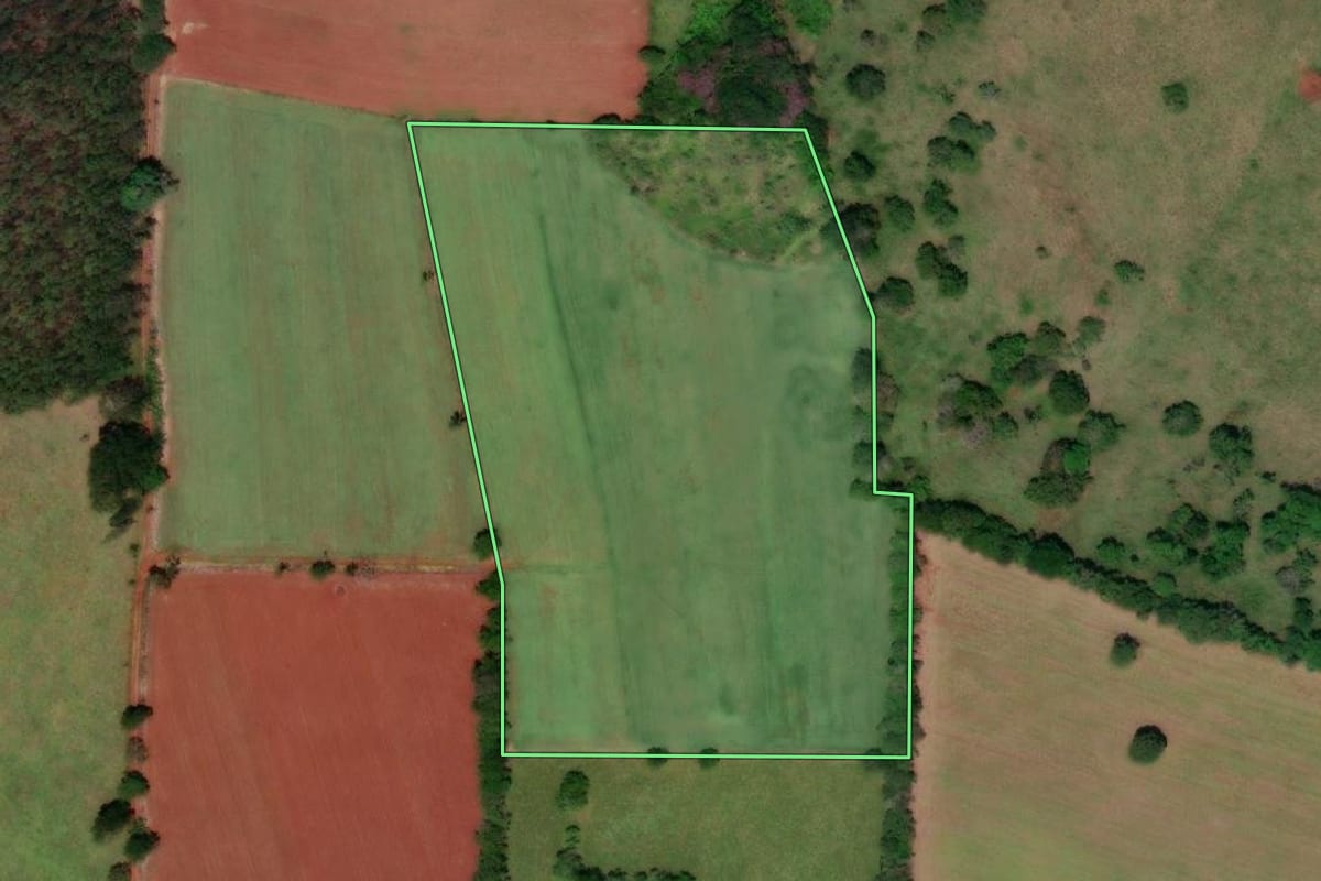 Imagem de satélite do imóvel rural em Angatuba (SP), com o contorno declarado no CAR desenhado por cima.