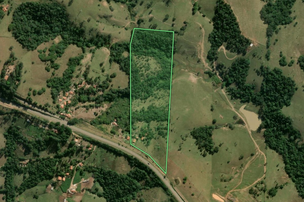 Imagem de satélite do imóvel rural em Angatuba (SP), com o contorno declarado no CAR desenhado por cima.