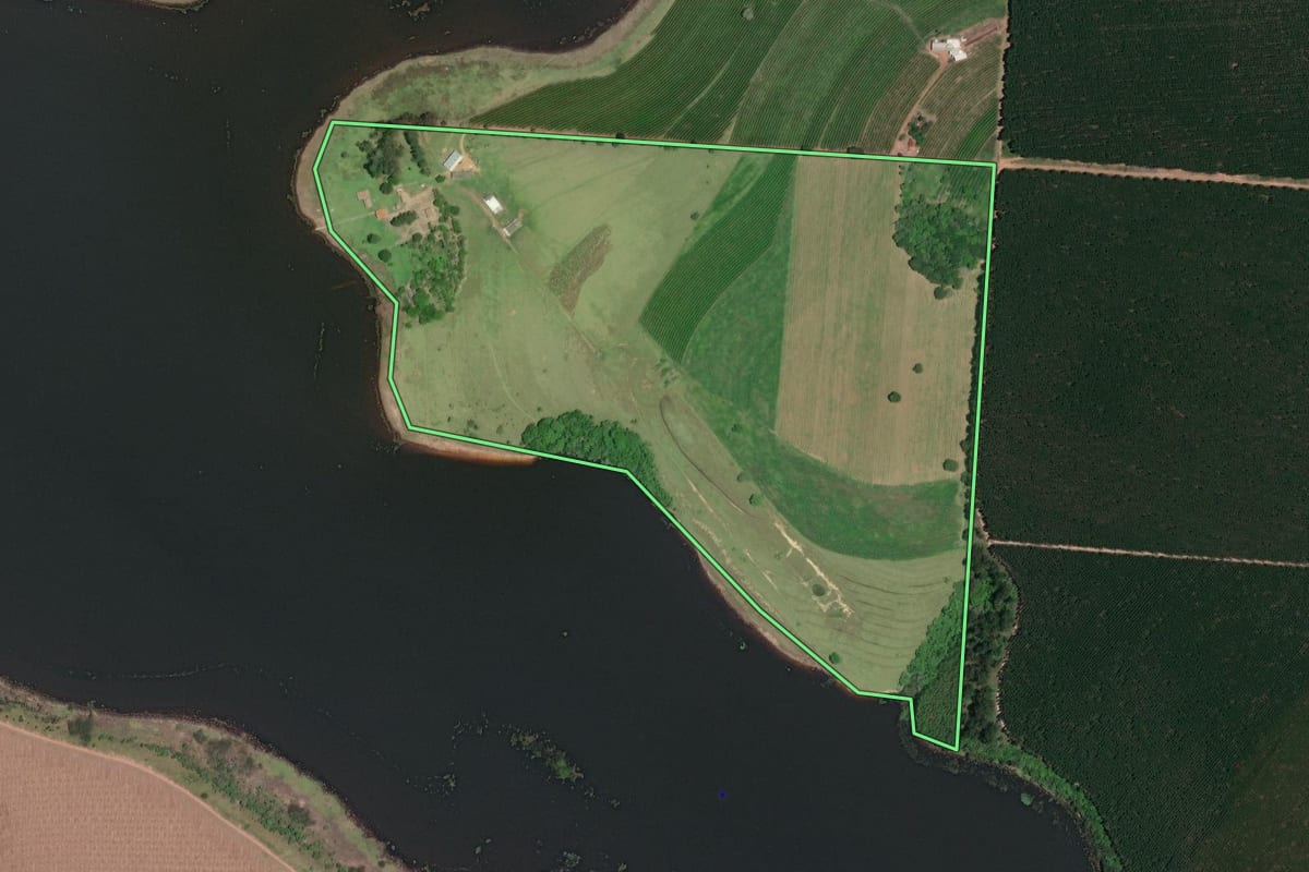 Imagem de satélite do imóvel rural em Angatuba (SP), com o contorno declarado no CAR desenhado por cima.