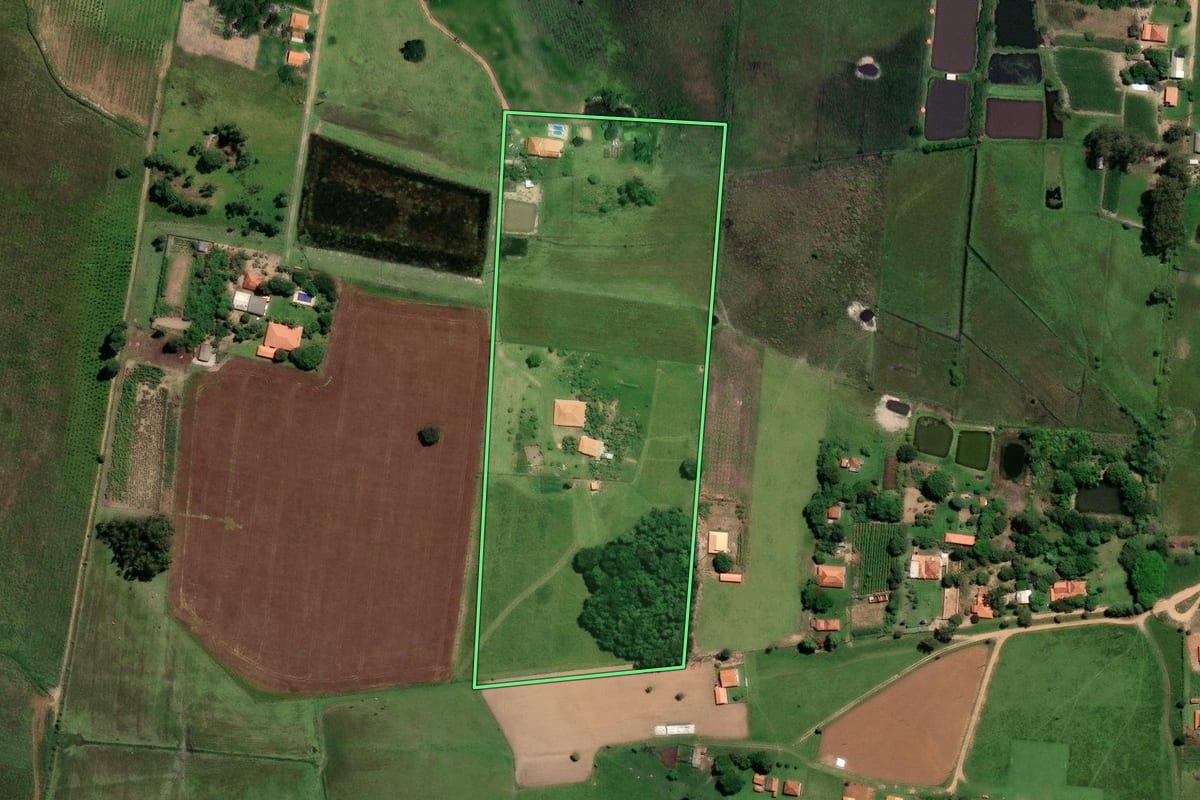 Imagem de satélite do imóvel rural em Angatuba (SP), com o contorno declarado no CAR desenhado por cima.