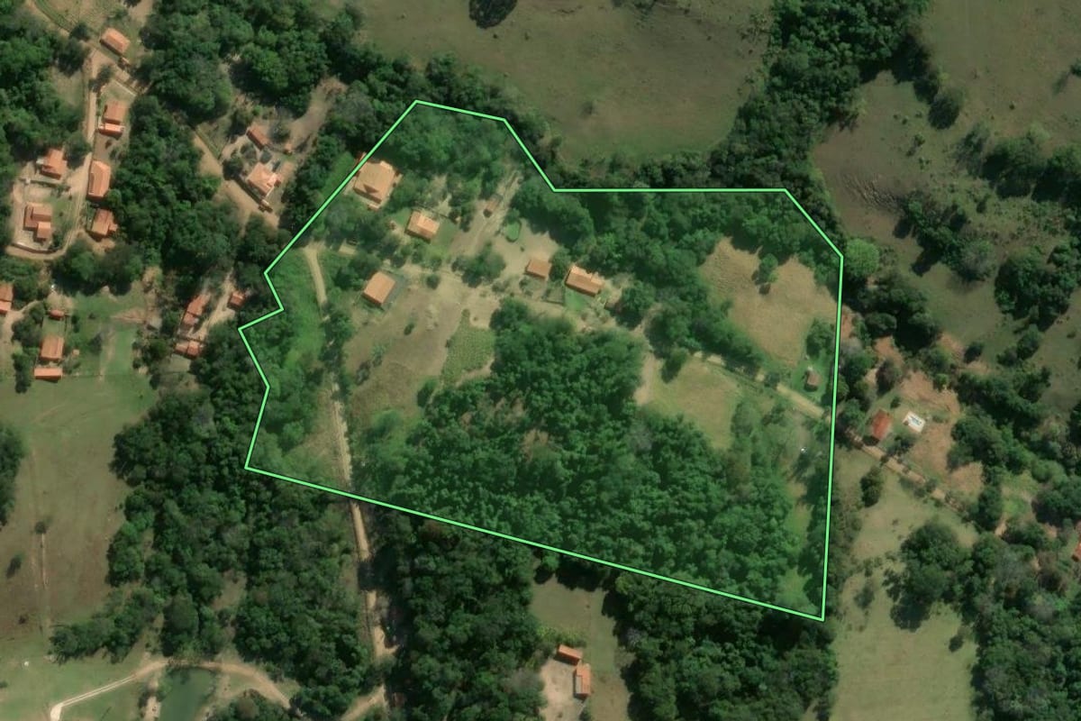 Imagem de satélite do imóvel rural em Angatuba (SP), com o contorno declarado no CAR desenhado por cima.