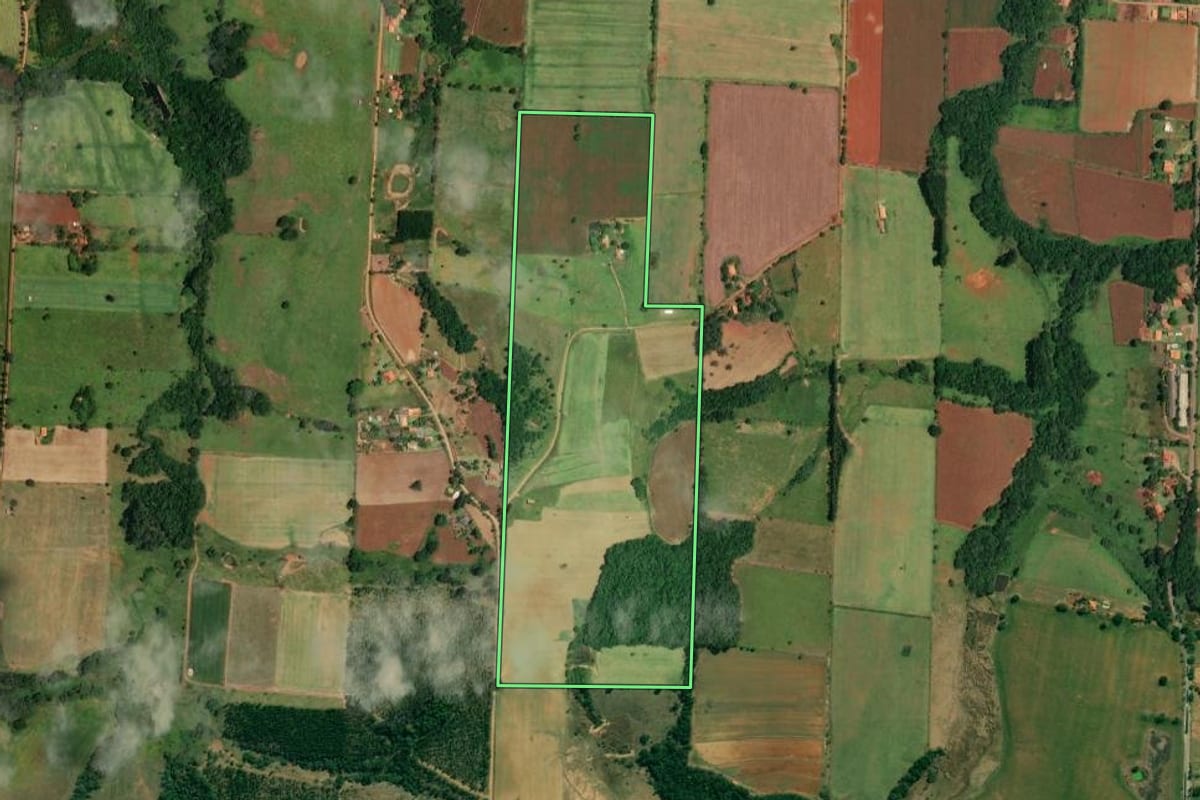 Imagem de satélite do imóvel rural em Angatuba (SP), com o contorno declarado no CAR desenhado por cima.
