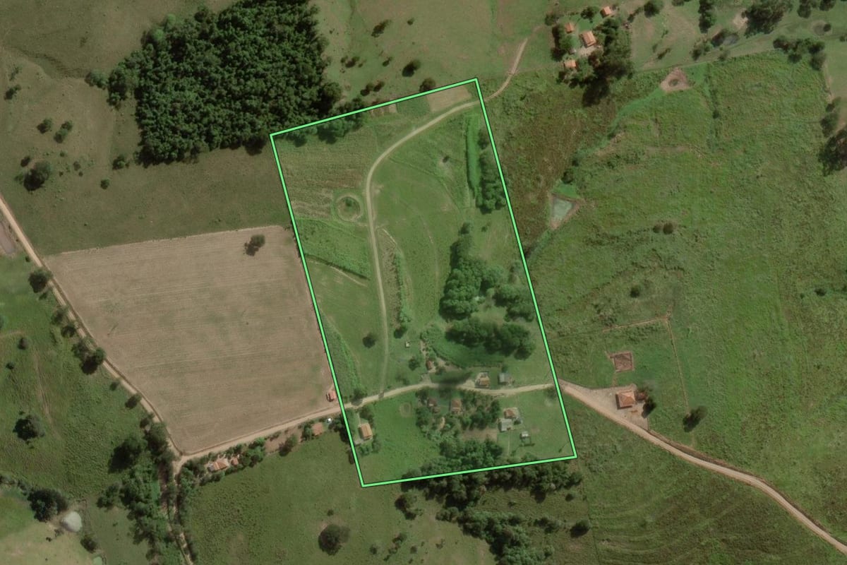 Imagem de satélite do imóvel rural em Angatuba (SP), com o contorno declarado no CAR desenhado por cima.