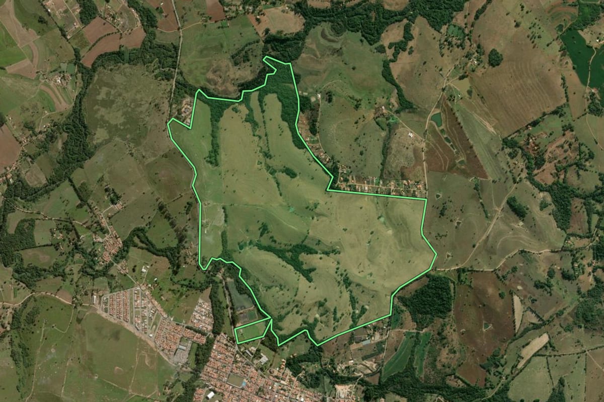 Imagem de satélite do imóvel rural em Angatuba (SP), com o contorno declarado no CAR desenhado por cima.